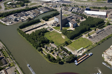802449 Luchtfoto van de electrische centrale Lage Weide van de NUON (Atoomweg 9) te Utrecht, uit het noordoosten; ...
